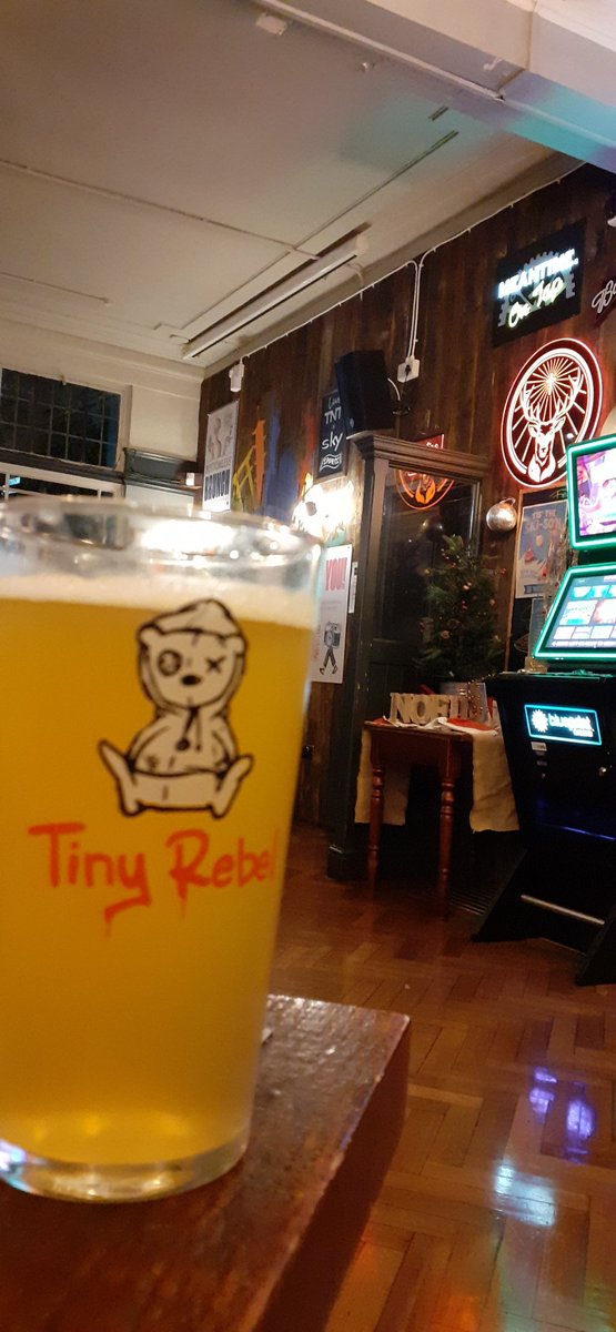 #beeroclock with a tropical fruit scented & tasty, refreshing @tinyrebelbrewco
#clubtropicana
@whitecrosstap

Bright, colourful & confident in style identity.