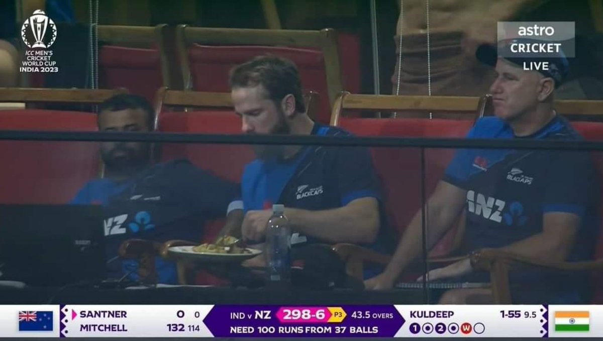 Yehi agar Pakistan ka captain hota toh humaray fans, media aur former players ne baatein kar kar ke zaleel kar dena tha ke team World Cup ka semifinal haar rahi aur isko apne khanay ki parri huwi 😂😂👏🏽 #CWC23 #INDvsNZ