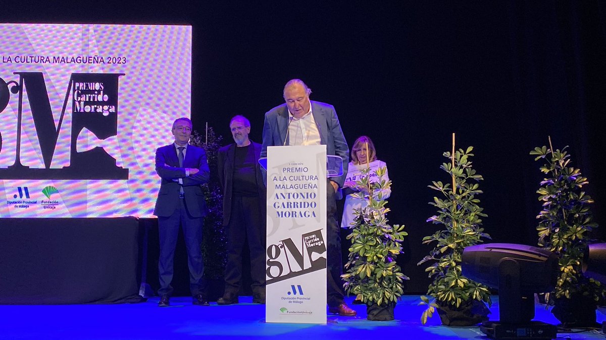 <a href="/Francissalado/">Francisco Salado</a> <a href="/diputacionMLG/">Diputación de Málaga</a> <a href="/BMcruzh/">BM Cruz del Humilladero</a> <a href="/Gemmadelcorral/">Gemma del corral</a> <a href="/TurismoAND/">Consejería de Turismo y Andalucía Exterior</a> <a href="/FAlonsoQuijano/">Fundación Alonso Quijano</a> <a href="/CulturaMlg/">CulturaMlg</a> <a href="/mlmestanza/">Manuel López Mestanza</a> <a href="/lca_malaga/">La Casa Amarilla Málaga</a> 🏆Por último, el Premio a la Cultura Malagueña 'Antonio Garrido Moraga' recae en la revista <a href="/litoralpoesia/">LITORAL</a>. Lo entrega <a href="/Francissalado/">Francisco Salado</a>, presidente de <a href="/diputacionMLG/">Diputación de Málaga</a>.
