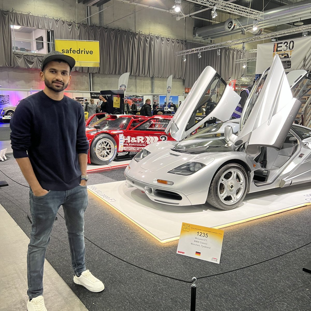 sabirmoe's tweet photo. Had to take a picture with this beauty. A Timeless masterpiece of automotive engineering #McLarenF1 https://t.co/7AVPlyU4FQ