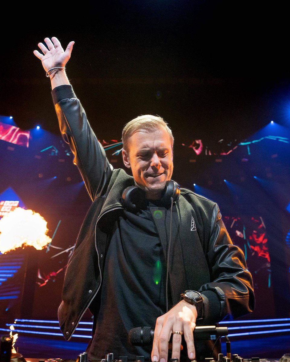 GMLuiz's tweet image. 🥇5 veces #1
🥈3 veces #2
🥉6 veces #3
🏅5 veces #4
🎖️3 veces #5
▫️22 años en el Top 5.

Shows como el Untold Festival, el Classics Set de 6 horas, los sets en Tomorrowland, EDC, UMF y ASOT prueban que no tiene rival... Cómo DJ Armin van Buuren siempre será el #1! 👑👏🏻
#Top100DJs