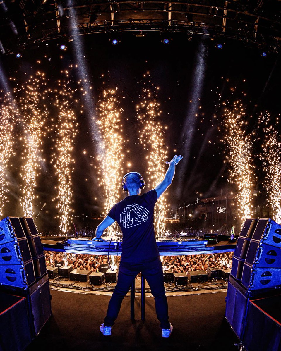 GMLuiz's tweet image. 🥇5 veces #1
🥈3 veces #2
🥉6 veces #3
🏅5 veces #4
🎖️3 veces #5
▫️22 años en el Top 5.

Shows como el Untold Festival, el Classics Set de 6 horas, los sets en Tomorrowland, EDC, UMF y ASOT prueban que no tiene rival... Cómo DJ Armin van Buuren siempre será el #1! 👑👏🏻
#Top100DJs