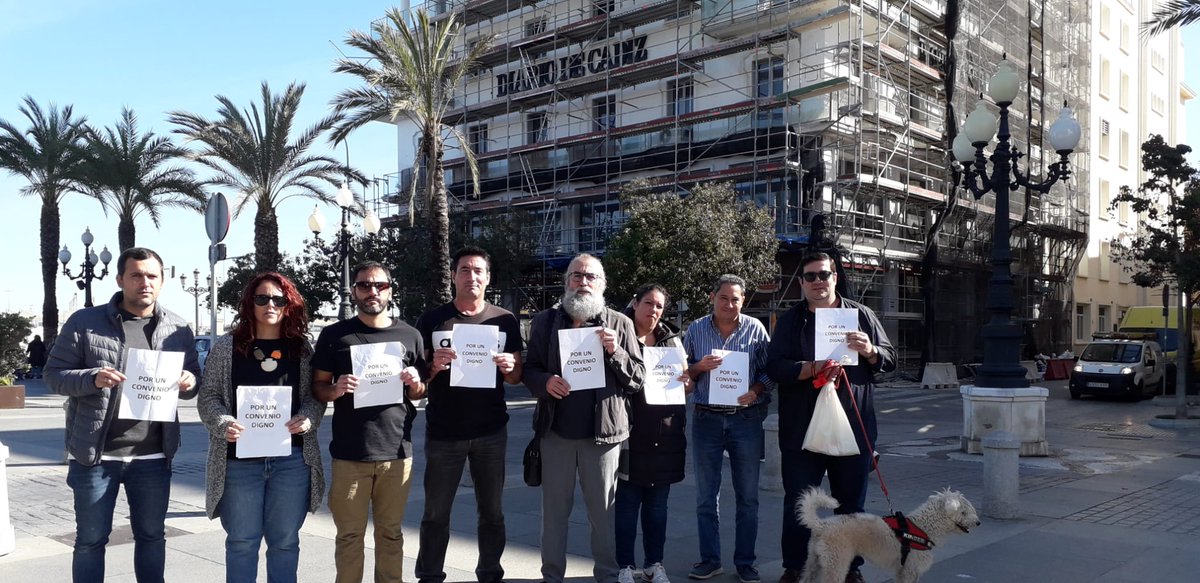 Mantenemos vivos los #MiércolesNegros, todavía a la espera de una propuesta de incremento salarial que compense al menos parte del 21% de poder adquisitivo perdido en casi 8 ocho años de congelación <a href="/ccoocadiz/">CCOO de Cádiz</a> <a href="/APCadiz/">APC</a>  <a href="/PeriodistasAND/">CPPA</a> <a href="/ami_asociacion/">AMI</a> <a href="/ceccadiz/">CEC</a>