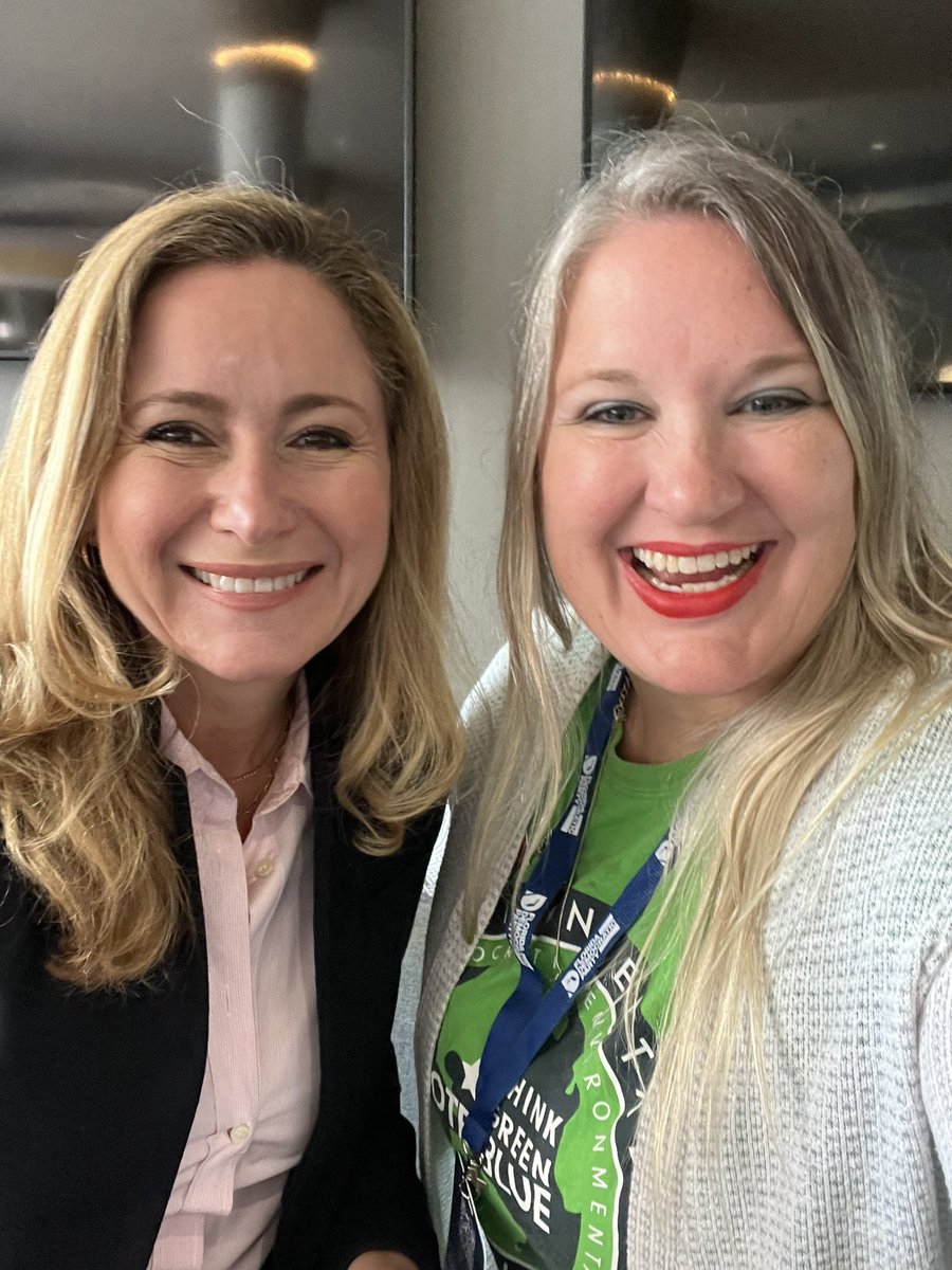 Cindy_Banyai_FL's tweet photo. Iโm so glad we have Debbie Mucarsel-Powell running for Senate! She met w/the @FlaDemEnvCaucus at the @FlaDems convention. She shared her environmental record, promised to champion our issues. Plus, did you see that video of her with the bird!?! ๐ฅ #TakeBackFL #ThinkGreenVoteBlue https://t.co/QzdtyqVOm6