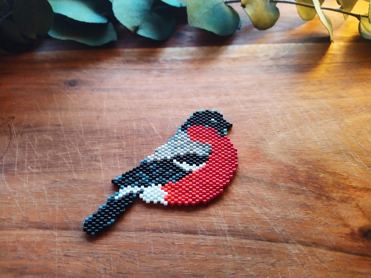 Another sweet bird for the collection. Gonna hang these as chrismtas ornaments either on the tree or just around my appartment ❤️🪺

#bird #bullfinch #handmade #beads #miyuki