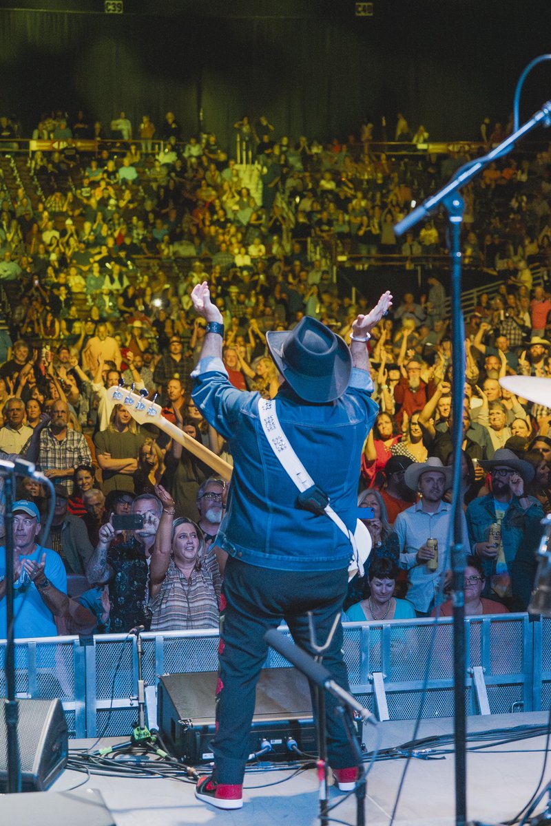 raulmalo01's tweet photo. 10.20.23 - Nampa, ID 🐂 @fordidahocenter 
 📸 @habanamenex #TheMavericks #FallTour23 #TheMavericksLive https://t.co/htbnmAvEkB