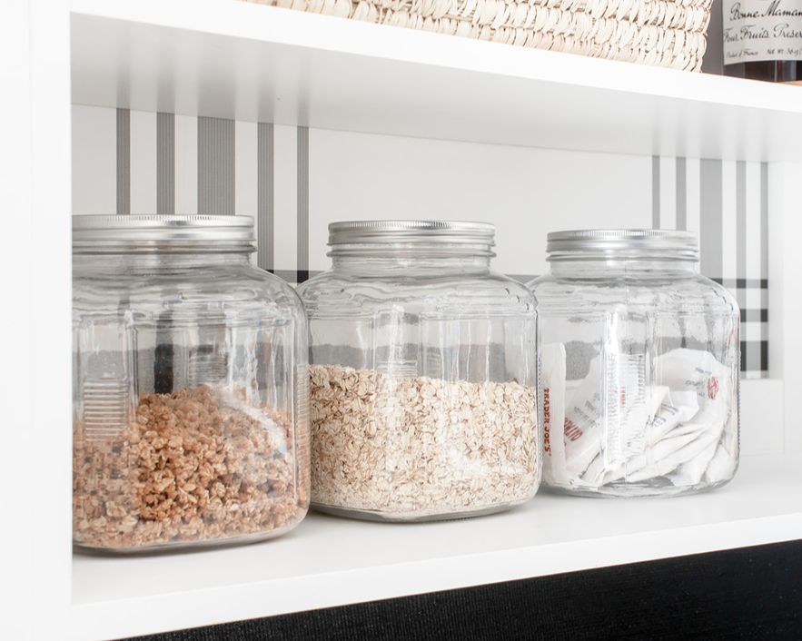 TheNimbleNest's tweet photo. E Y E  S P Y / 👀 Large glass jars are a great pantry swap from the store bought packaging - with clear containers, you can easily do an eye scan when writing your grocery list to see if your pantry favs are ready to be refilled. 

📸 @public311design for #thenimblenest
.
.
.
.
. https://t.co/GNjqFnZZod