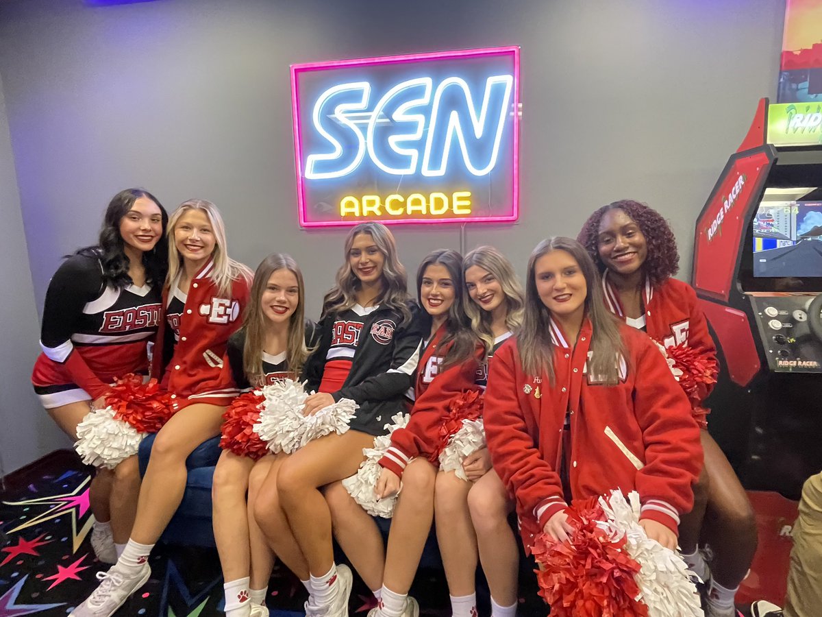 GoRedRovers's tweet photo. Football, Cheer, and Band members were at @SENetworkTV Studios today to film our Thanksgiving Day Preview! https://t.co/ZKQdoBoT0y