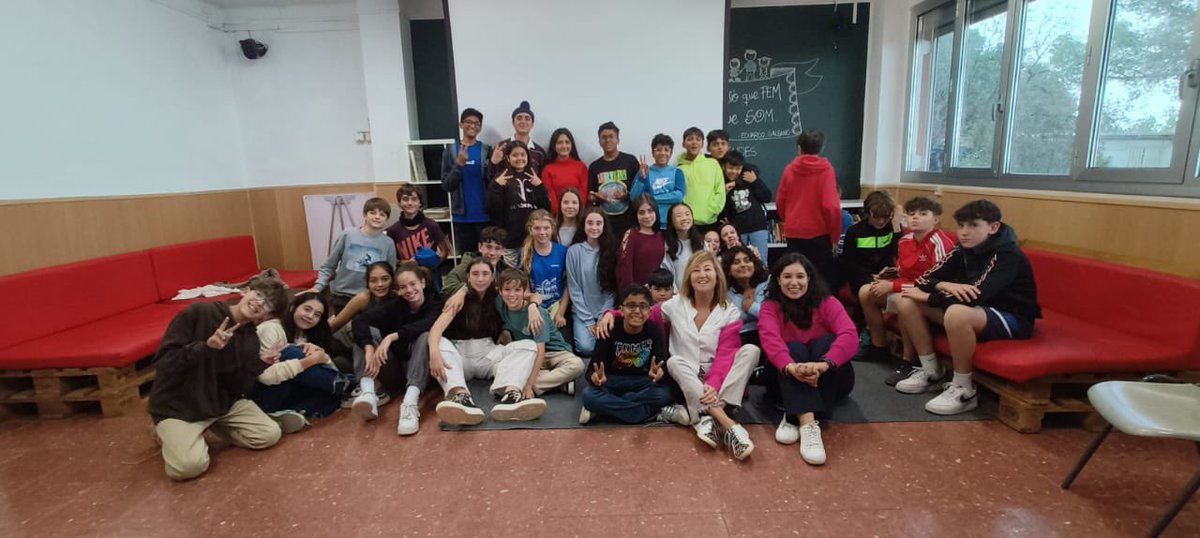 IntVirolai's tweet photo. @EscolaVirolai welcomed @PathwaysSchools today for icebreakers, an interactive school tour, intercultural presentations, coca and all topped off with a Park Guell gincana! And that’s just day 1!  #interculturallearning #newfriends  with @mjosemiranda &amp; @5uzannedavis 🇮🇳👫🏫 https://t.co/AW518BzbZ1