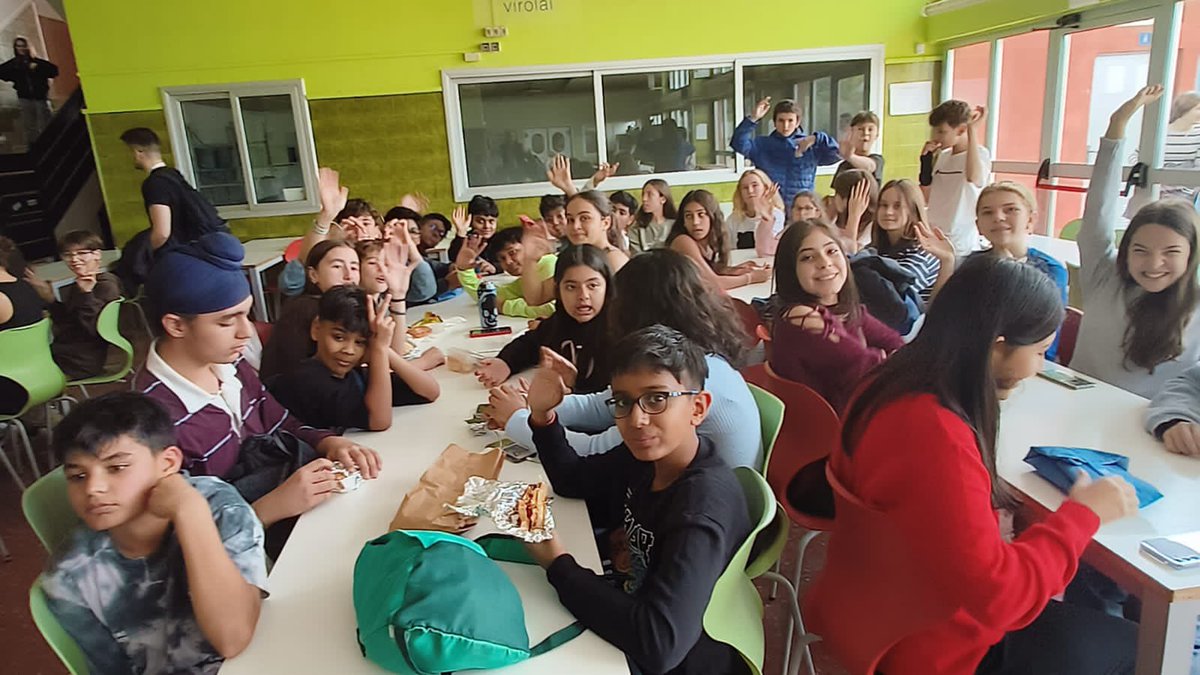 IntVirolai's tweet photo. @EscolaVirolai welcomed @PathwaysSchools today for icebreakers, an interactive school tour, intercultural presentations, coca and all topped off with a Park Guell gincana! And that’s just day 1!  #interculturallearning #newfriends  with @mjosemiranda &amp; @5uzannedavis 🇮🇳👫🏫 https://t.co/AW518BzbZ1