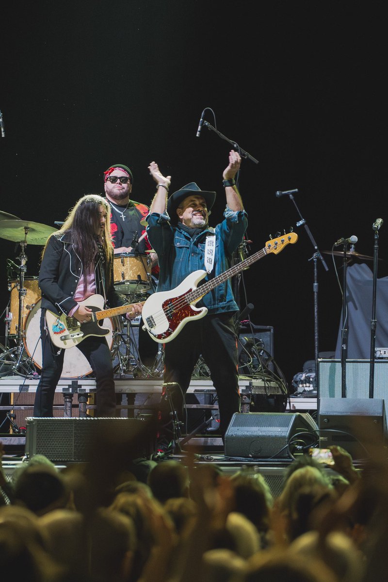 MavericksMusic's tweet photo. 10.20.23 - Nampa, ID 🐂 @fordidahocenter 
 📸 @habanamenex #TheMavericks #FallTour23 #TheMavericksLive https://t.co/5ob8ZVfAAK