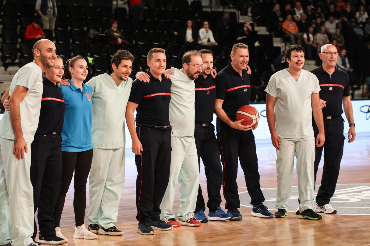 CaenBC14's tweet photo. 🔷 Encore une belle soirée de mobilisation contre le cancer, hier soir, en marge du derby contre Le Havre !

Les ventes aux enchères des 2 maillots Movember, ont permis de récolter 1 400€ 🙏

Merci aux pompiers du @SDIS14 et aux soignants du @CHU_Caen pour leur participation 😍 https://t.co/stzx8klyTg