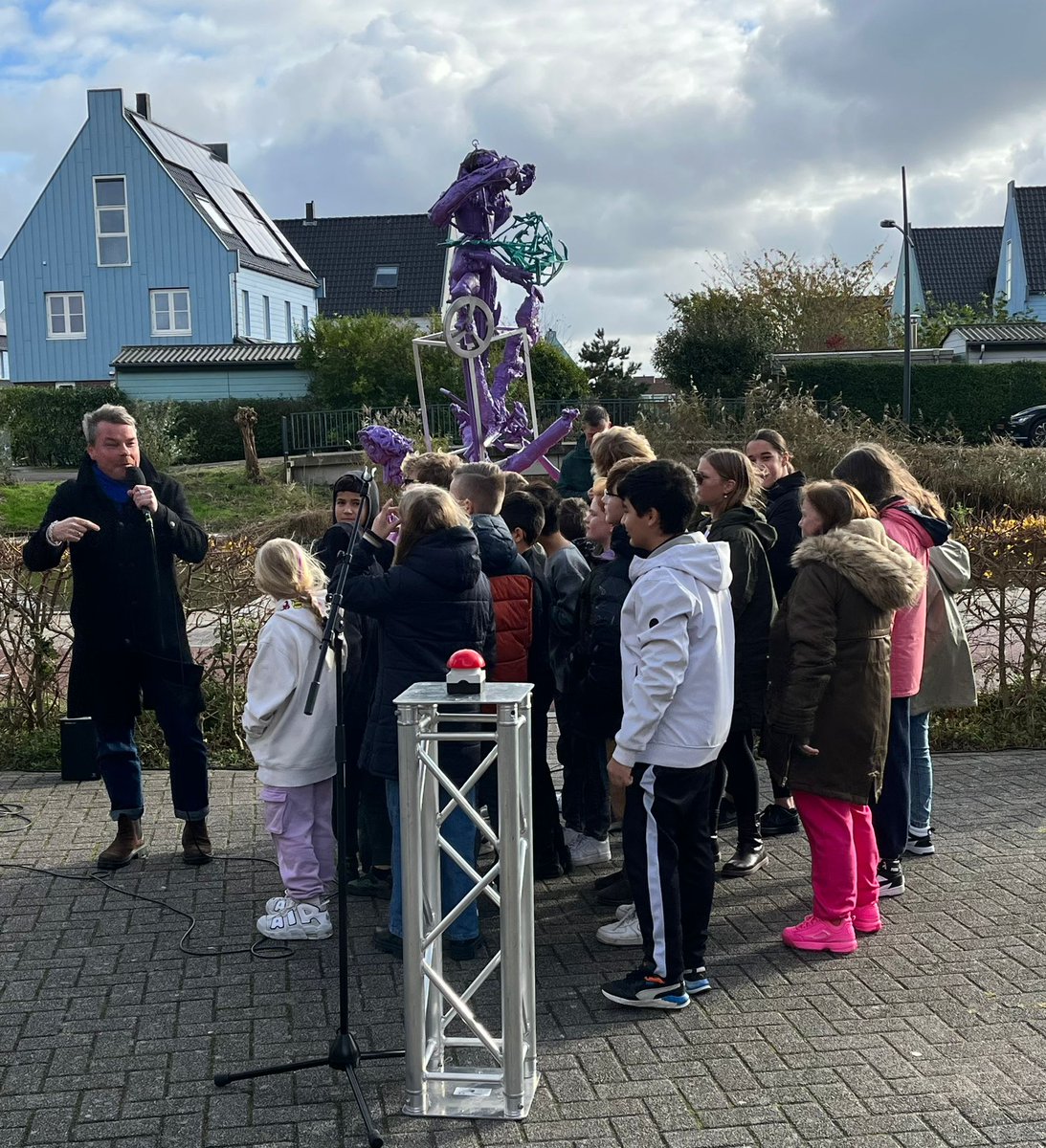 Daar staat ie fier. Vandaag onthult en te bewonderen in Saendelft bij winkelcentrum de Saen. De IJzervreter vraagt op een positieve manier aandacht voor wapenproblematiek. Een beschermer tegen geweld die de wapens opeet. zaanstad.groenlinks.nl/nieuws/feestel…

#zaanstad  #saendelft
