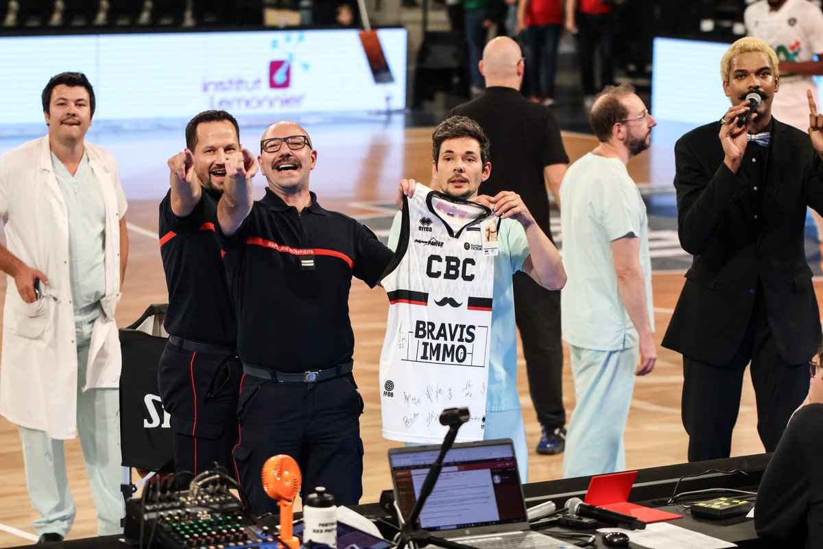🔷 Encore une belle soirée de mobilisation contre le cancer, hier soir, en marge du derby contre Le Havre !

Les ventes aux enchères des 2 maillots Movember, ont permis de récolter 1 400€ 🙏

Merci aux pompiers du <a href="/SDIS14/">SDIS 14</a> et aux soignants du @CHU_Caen pour leur participation 😍