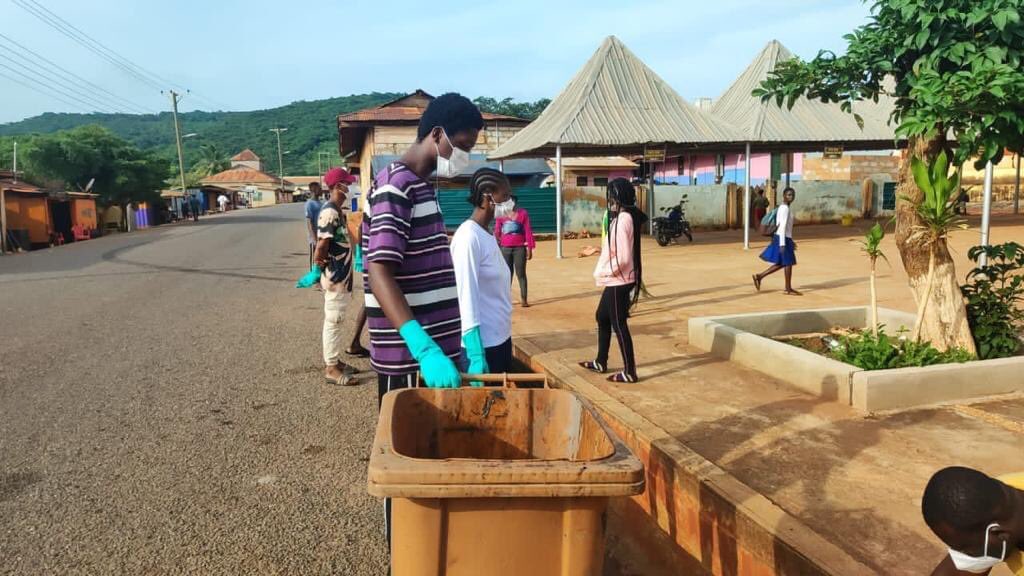 VoiceOfUESD_'s tweet photo. Students of UESD entering Level 300, undertaking their Community Based Experience Learning (CoBEL) Programme in Aseseeso, Bueyonye and Boti Pompomse, suburbs of Somanya, Yilo Krobo Municipality and Okere District, Eastern Region. Walk with UESD
#UESD23
#HOPE23
#CoBELexperience23 https://t.co/7OSKg2PDl3
