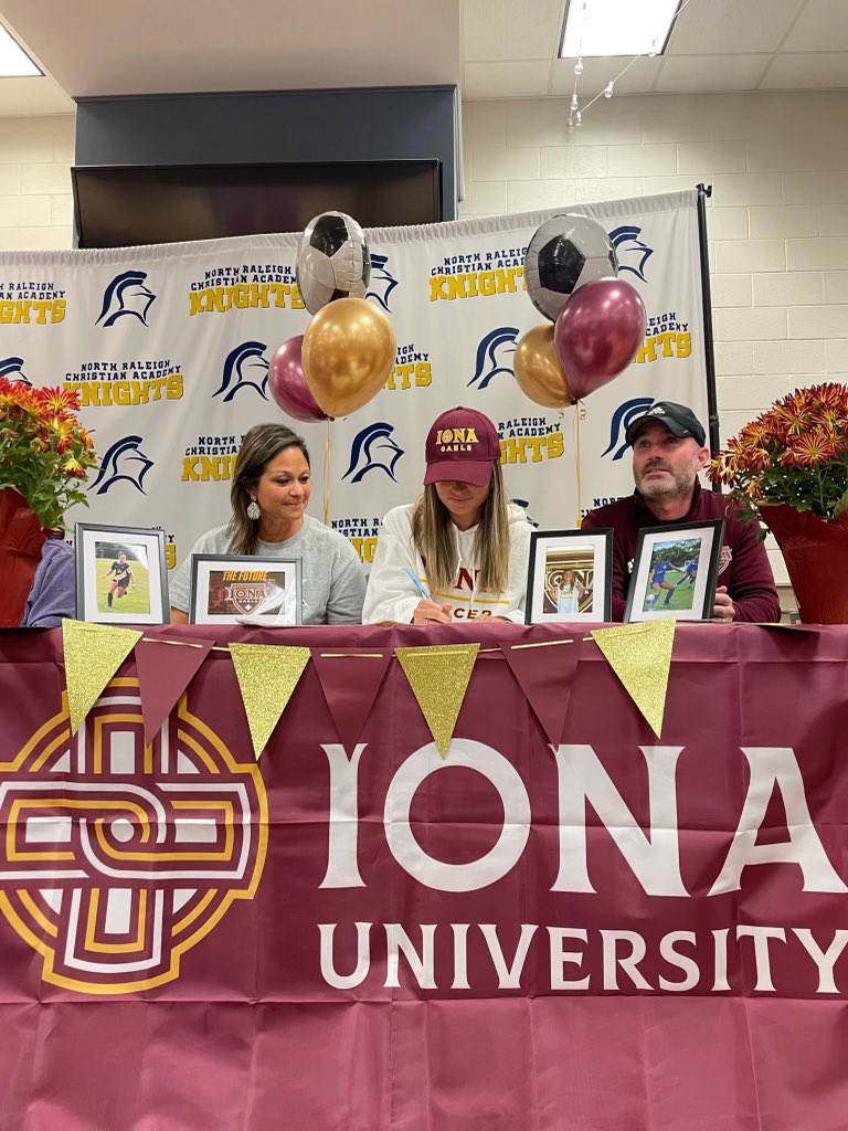SienaClark4's tweet photo. Signing Day at my school! Officially official … I’m a Gael! NY here I come @IonaWSOC @toddplourde2 @coachmartinoIWS @ImCollegeSoccer @ImYouthSoccer @0506WakeFCGA @wakefutbol https://t.co/mrV0T51j5J