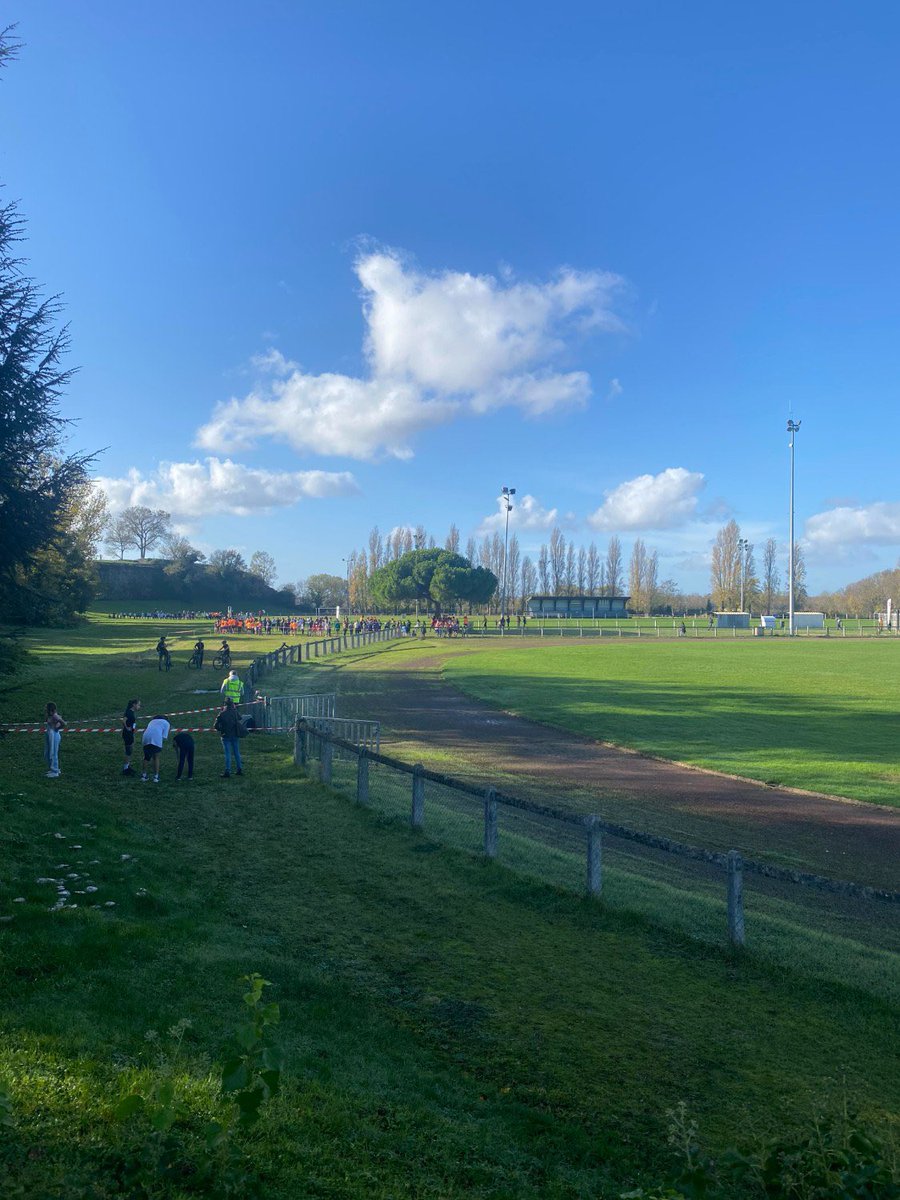 ClgJMonnet's tweet photo. Aujourd’hui 46 élèves étaient au Cross de Blaye 🏃‍♀️, résultats : 2 Benjamines aux 1ère et 3 ème places, 1 Minime fille à la 1ère place, 1 Minime garçon à la 3ème place et une 2 ème place par équipe mixte Benjamin et Minime ! Belle réussite et très beaux résultats ! 👏🏻@UNSSGironde https://t.co/vi8zm5fQMi