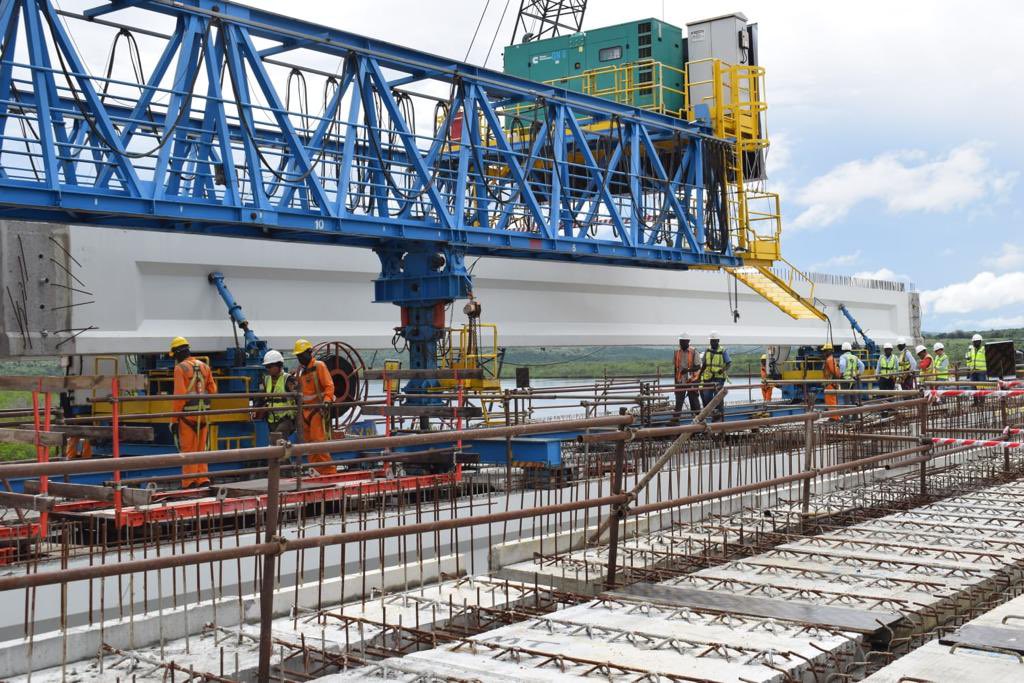 KeNHAKenya's tweet photo. 1/3 KeNHA Director General Eng. Kungu Ndungu today witnessed the launching of the last girder in the Mombasa Port Area Development (MPARD) Package 2 Road project at the 1.4km Mteza Bridge. Mteza and Mwache bridges form a critical part of Dongo Kundu Road whose construction https://t.co/BzXbwRJV1Z
