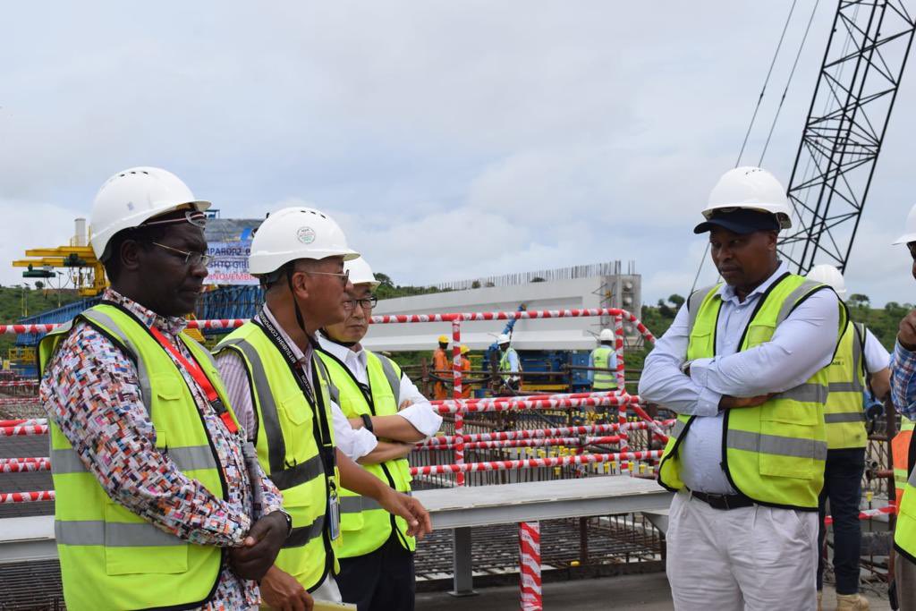 KeNHAKenya's tweet photo. 1/3 KeNHA Director General Eng. Kungu Ndungu today witnessed the launching of the last girder in the Mombasa Port Area Development (MPARD) Package 2 Road project at the 1.4km Mteza Bridge. Mteza and Mwache bridges form a critical part of Dongo Kundu Road whose construction https://t.co/BzXbwRJV1Z