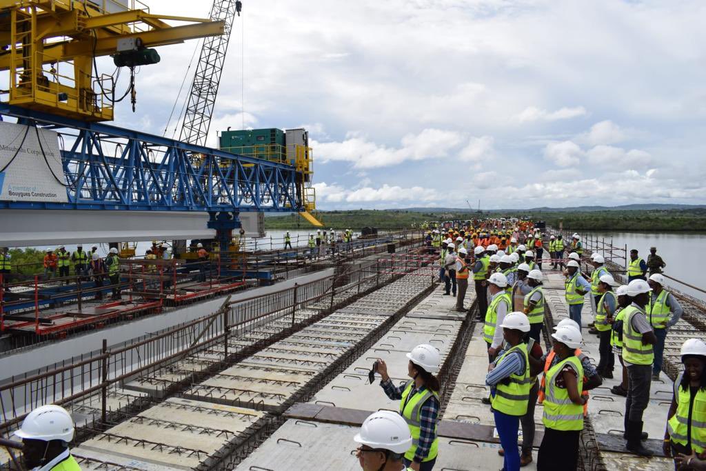 1/3 KeNHA Director General Eng. Kungu Ndungu today witnessed the launching of the last girder in the Mombasa Port Area Development (MPARD) Package 2 Road project at the 1.4km Mteza Bridge. Mteza and Mwache bridges form a critical part of Dongo Kundu Road whose construction