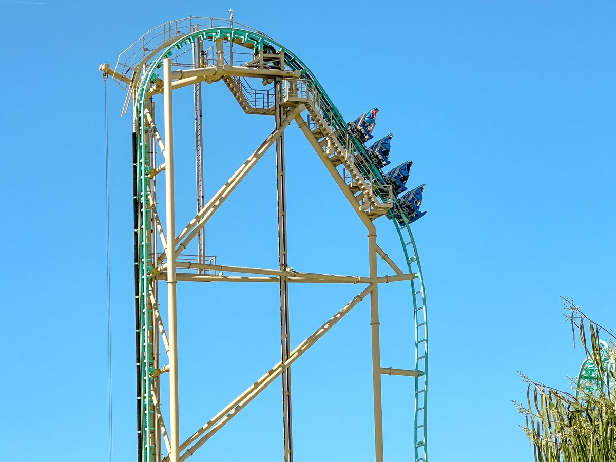 ExpThemeParks's tweet image. Living on the edge! 

#hangtime #knottsberryfarm #knotts #buenapark #xcelerator #gerstlauer #themepark #rollercoaster #amusementpark #photography