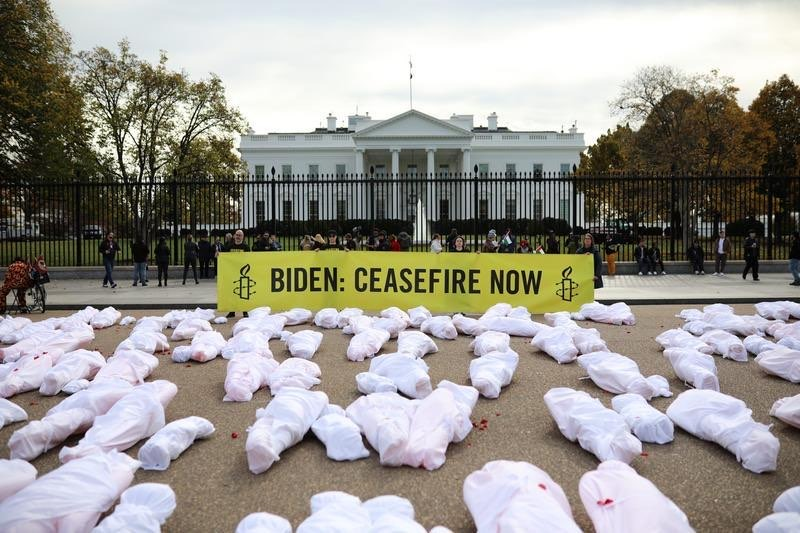 ErikaGuevaraR's tweet photo. 🇺🇸Our @amnestyusa's colleagues are at the #WhiteHouse demanding @POTUS to call for &amp; facilitate an immediate #ceasefire in Israel and Gaza

If you are in the #USA &amp; want to join our actions:
📱Call the @WhiteHouse now at 281-205-3720
✍️🏿Sign the petition https://t.co/Jppz7HmNos https://t.co/FNxLlzM4La