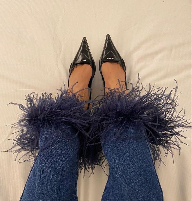 badestoutfit's tweet photo. feather jeans https://t.co/BN3GtdcRvK