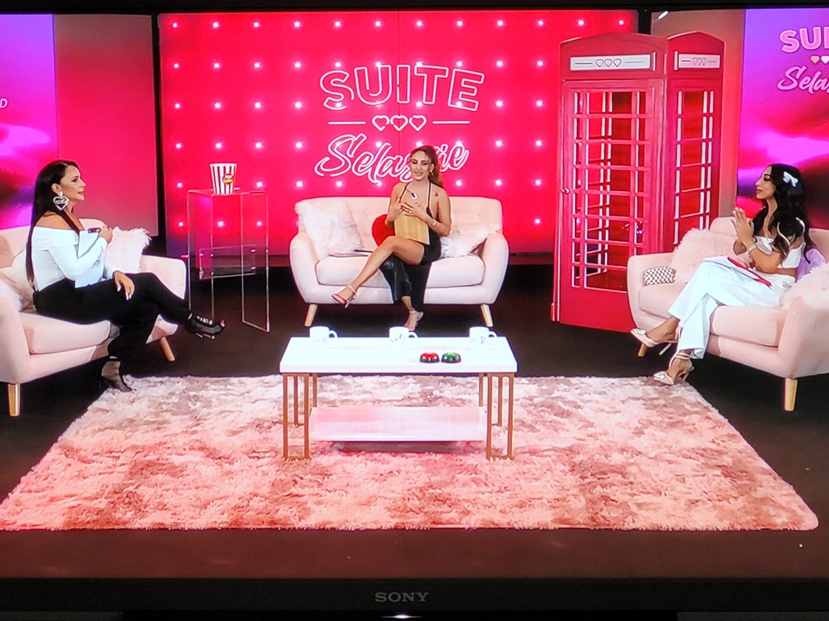 CaterinaFranca1's tweet photo. #suiteselassie
Le sisters che in diretta TV fanno gli auguri di buon compleanno 🎂 a Giucas ♥️  @GiusCinelli https://t.co/UMHZ2quS6T