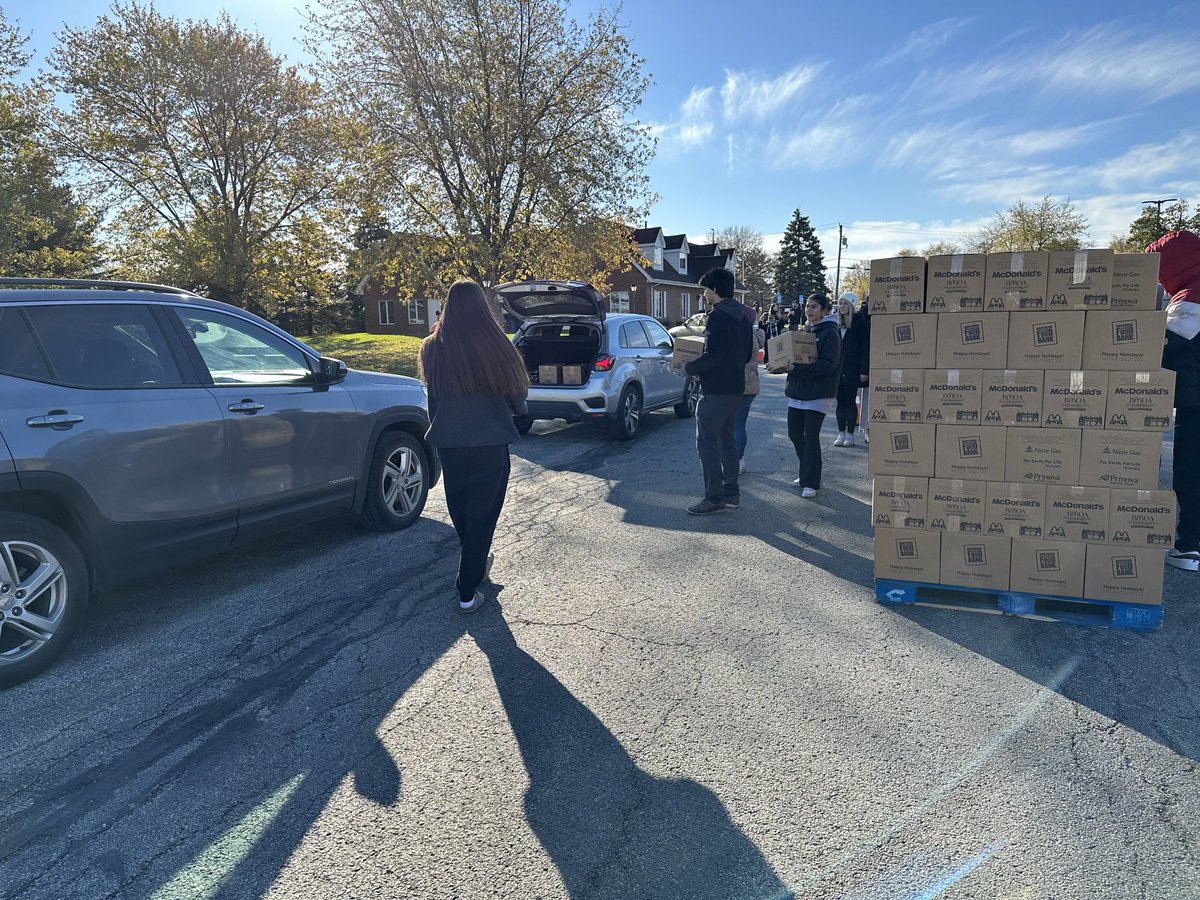 Dave_Short's tweet photo. Provision Lab distributed 500 Turkey Dinners today. A big thanks to the Village of Monee, Il, Amazon, Northern Illinois Food Bank, the Governors State University Soccer team, and Monee’s amazing Emergency Management team! #provision https://t.co/2lY8DpXOSX