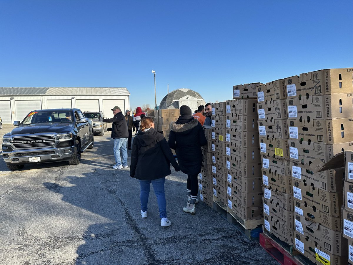 Dave_Short's tweet photo. Provision Lab distributed 500 Turkey Dinners today. A big thanks to the Village of Monee, Il, Amazon, Northern Illinois Food Bank, the Governors State University Soccer team, and Monee’s amazing Emergency Management team! #provision https://t.co/2lY8DpXOSX
