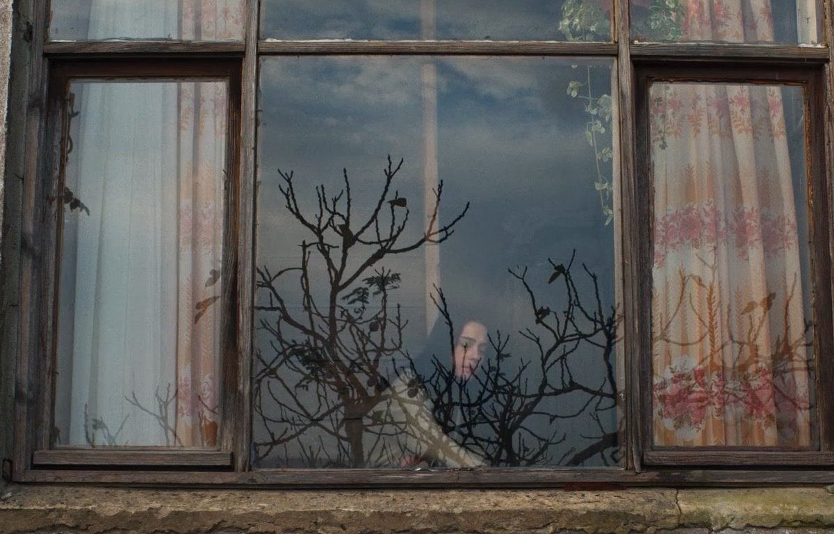 "İnsan; kavuşmak denen rüzgar esecek diye, bir pencerenin önünde kırk yıl beklermiş.."