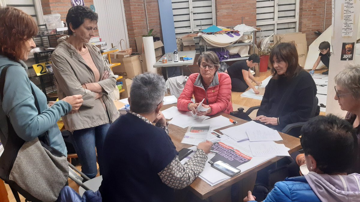 LzkoFeminista's tweet photo. Gaur Lazkaoko merkatari eta ostalariengana joan gara Grebarekin bat egiteko eskatzera. Eskuorriak eta atarietan jartzeko kartelak banatu dizkiegu.

Bitartean, beste batzuk eskulanetan ;) aritu dira. Azaroaren 25erako ere prestatzen ari gara!

#Azaroak30
#GrebaFeministaOrokorra https://t.co/EQR0Fu73PL