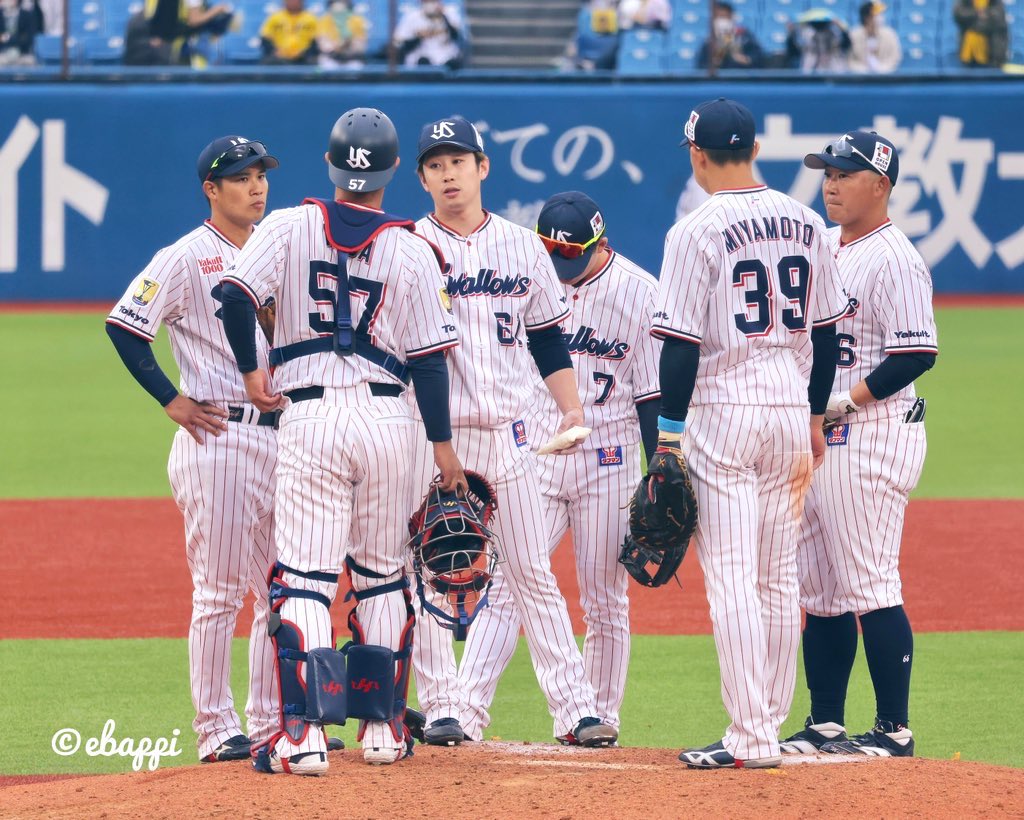 ebappii's tweet photo. 目の前の光景はいつまでも見れるとは限らない。これが最後かもしれないと思って声援を送り目に焼き付ける。
#久保拓眞 #奥村展征 #宮本丈 #三ツ俣大樹 #古賀優大 #長岡秀樹
📷3/20/2023(マウンドの久保投手を励ますみんな) https://t.co/Op0oe0y9K8
