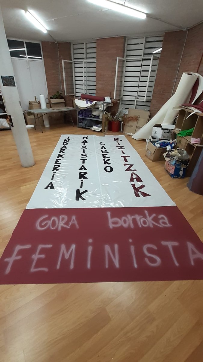 LzkoFeminista's tweet photo. Gaur Lazkaoko merkatari eta ostalariengana joan gara Grebarekin bat egiteko eskatzera. Eskuorriak eta atarietan jartzeko kartelak banatu dizkiegu.

Bitartean, beste batzuk eskulanetan ;) aritu dira. Azaroaren 25erako ere prestatzen ari gara!

#Azaroak30
#GrebaFeministaOrokorra https://t.co/EQR0Fu73PL