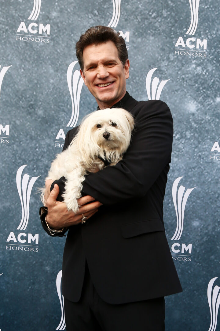 During his It's Almost Christmas tour singer @ChrisIsaak is shining a spotlight on adoptables and raising awareness about @BISSELLPets upcoming Empty The Shelters pet adoption event! dogtipper.com/blog/2023/11/c… #ChrisIsaak