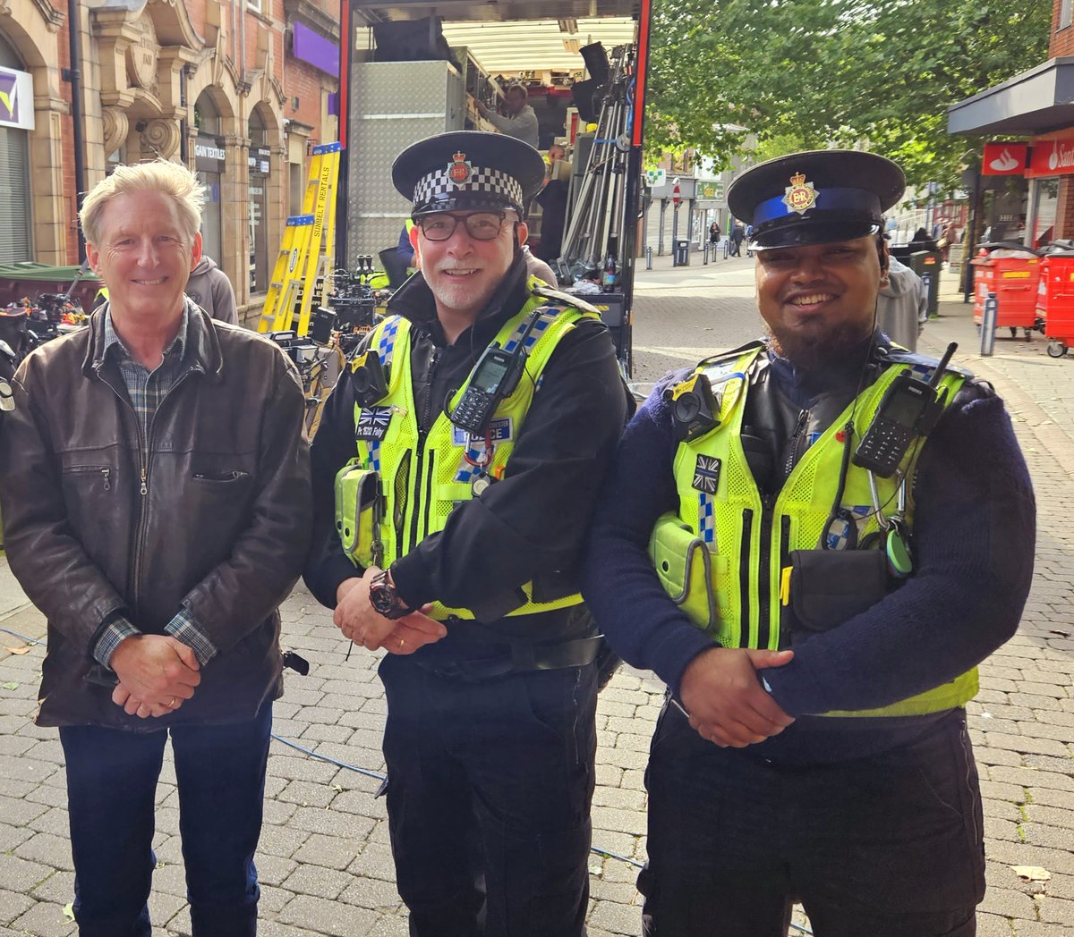 #NEWS | There's only one thing our neighbourhood officers are interested in ... and that's catching criminals and keeping communities safe 🚔 Officers bumped into a familiar face whilst on patrol following Bonfire Night celebrations. More ➡️ orlo.uk/bhn9F