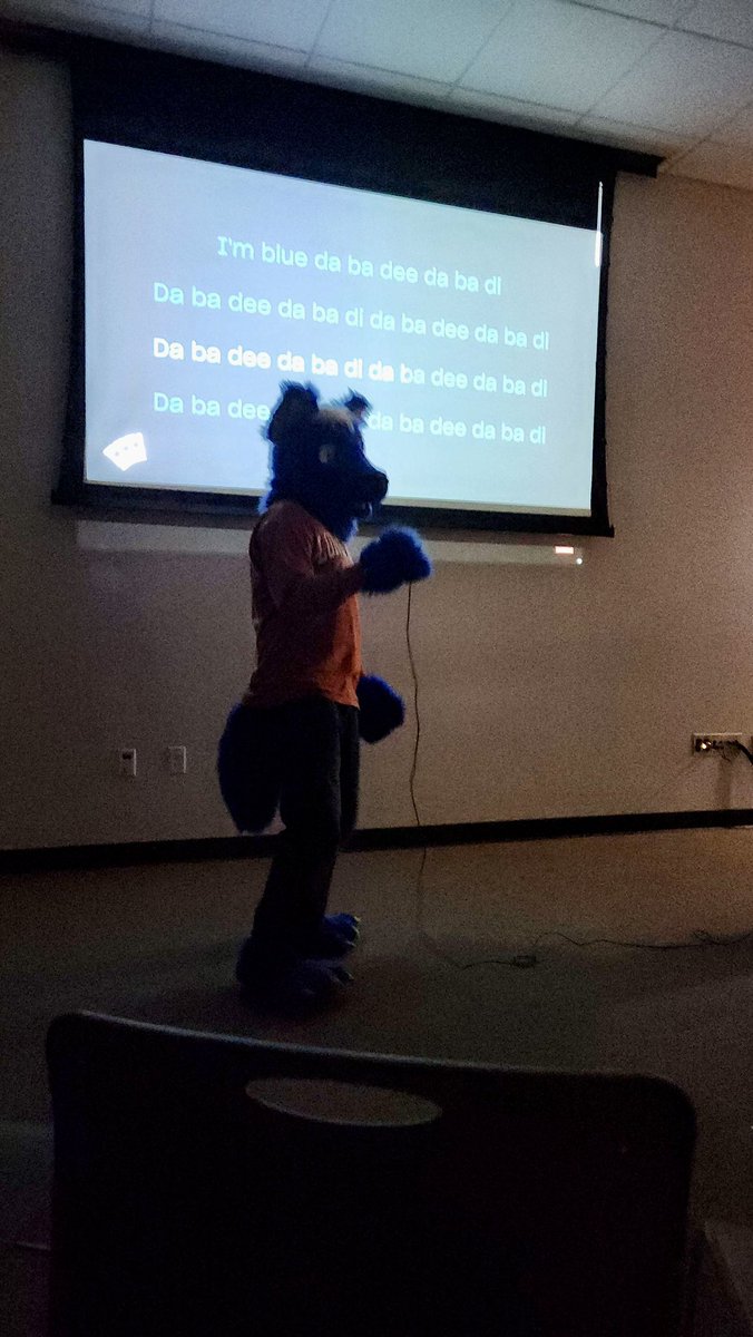 ApolloBlueWolf's tweet photo. Had some fun singing karaoke last night :3 https://t.co/1xIvrqXOG0