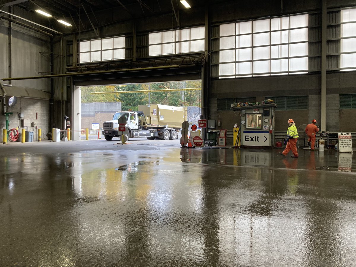 Отвозил старый диван и прочий крупногабаритный мусор на transfer station. Это огромный ангар. Мусор предлагается вываливать из машины посередине помещения, а потом большой фронтальный погрузчик собирает его в кучу.