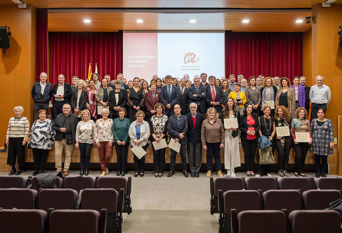 A les persones que porten 25 anys de servei a la <a href="/universitatURV/">Universitat Rovira i Virgili</a>, a les que es jubilen, als esportistes i al professorat que han excel·lit i al personal d’administració i serveis que ha fet propostes innovadores… avui toca felicitar-vos i donar-vos les gràcies per ser-hi! 👏🏻🫶🏼