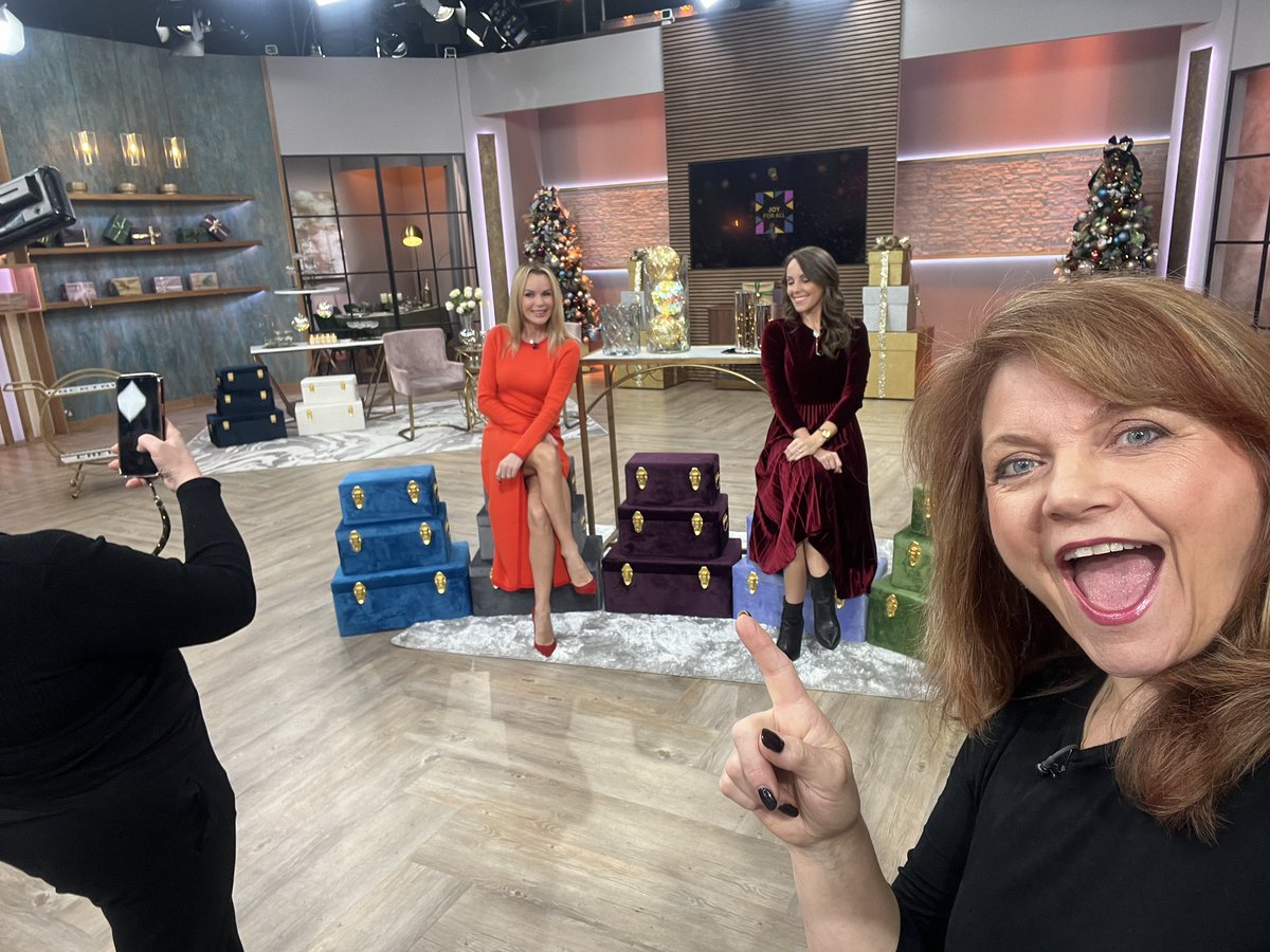 debbieflint's tweet photo. Fab shows tonight! Super @skechers_uk #tsv now @qvcuk. & midnight! Join me n @clare_ed_tv ! Fab for winter walks - water resistant!! Xx ps just bought @noholdenback #bundleberry cocktail trolley too! Fab home decor ideas! X https://t.co/jDTkZy5fDZ