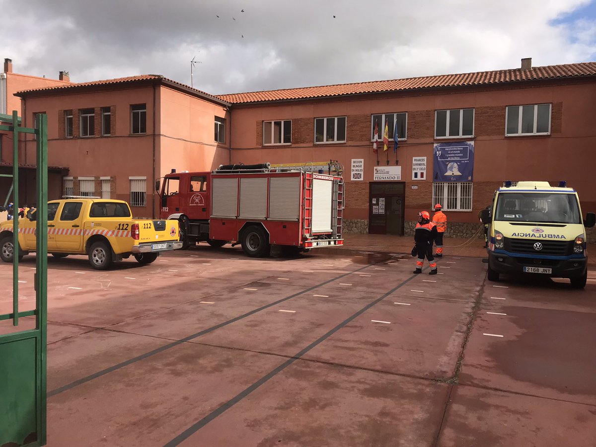 PC_Benavente's tweet photo. Simulacro realizado junto Bomberos Benavente 🚒 y Policía Local 👮‍♂️ en Ceip Fernando II de Benavente. 
#benavente #ceipfernandoii #simulacro #prevencion #proteccioncivilespaña #proteccioncivilbenavente #proteccioncivil #lasprotescuentan #voluntariado https://t.co/hNjfTRAR7M