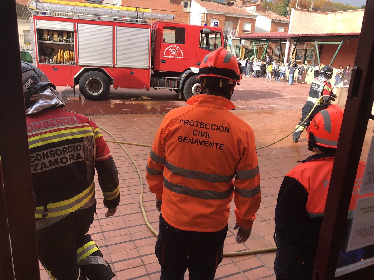 PC_Benavente's tweet photo. Simulacro realizado junto Bomberos Benavente 🚒 y Policía Local 👮‍♂️ en Ceip Fernando II de Benavente. 
#benavente #ceipfernandoii #simulacro #prevencion #proteccioncivilespaña #proteccioncivilbenavente #proteccioncivil #lasprotescuentan #voluntariado https://t.co/hNjfTRAR7M