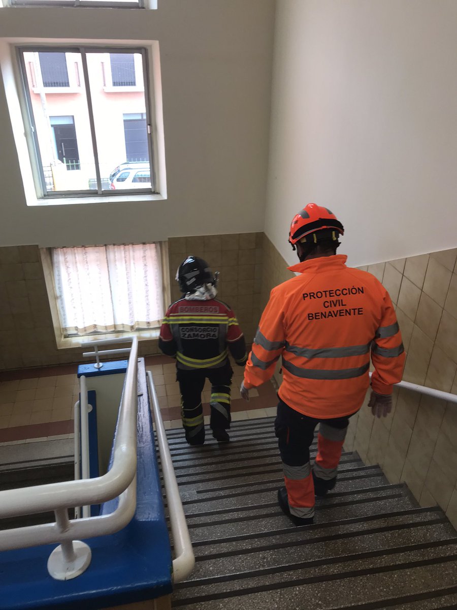 PC_Benavente's tweet photo. Simulacro realizado junto Bomberos Benavente 🚒 y Policía Local 👮‍♂️ en Ceip Fernando II de Benavente. 
#benavente #ceipfernandoii #simulacro #prevencion #proteccioncivilespaña #proteccioncivilbenavente #proteccioncivil #lasprotescuentan #voluntariado https://t.co/hNjfTRAR7M