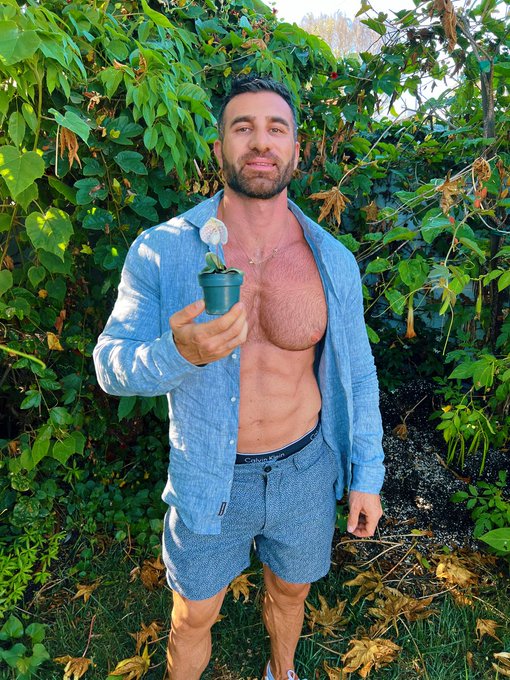 Soaking up the sunshine like a real-life plant!!🪴🧟&zwj;♂️ https://t.co/Roeb5UhM01<a href="/tag/crossfit"class="tags"><span>#crossfit</span></a>
