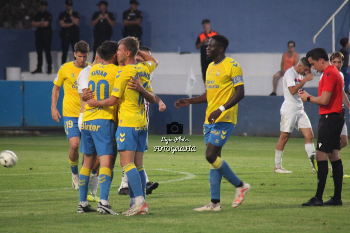 UDLP_Oficial's tweet photo. 🗞️ La crónica de nuestra victoria ante la @SDTenisca (1-4), ya en nuestra web.

📲 https://t.co/qXxqHwmBUR 

#TeniscaLasPalmas #LaUniónHaceLasPalmas 💛💙 https://t.co/ObCZBU2poT