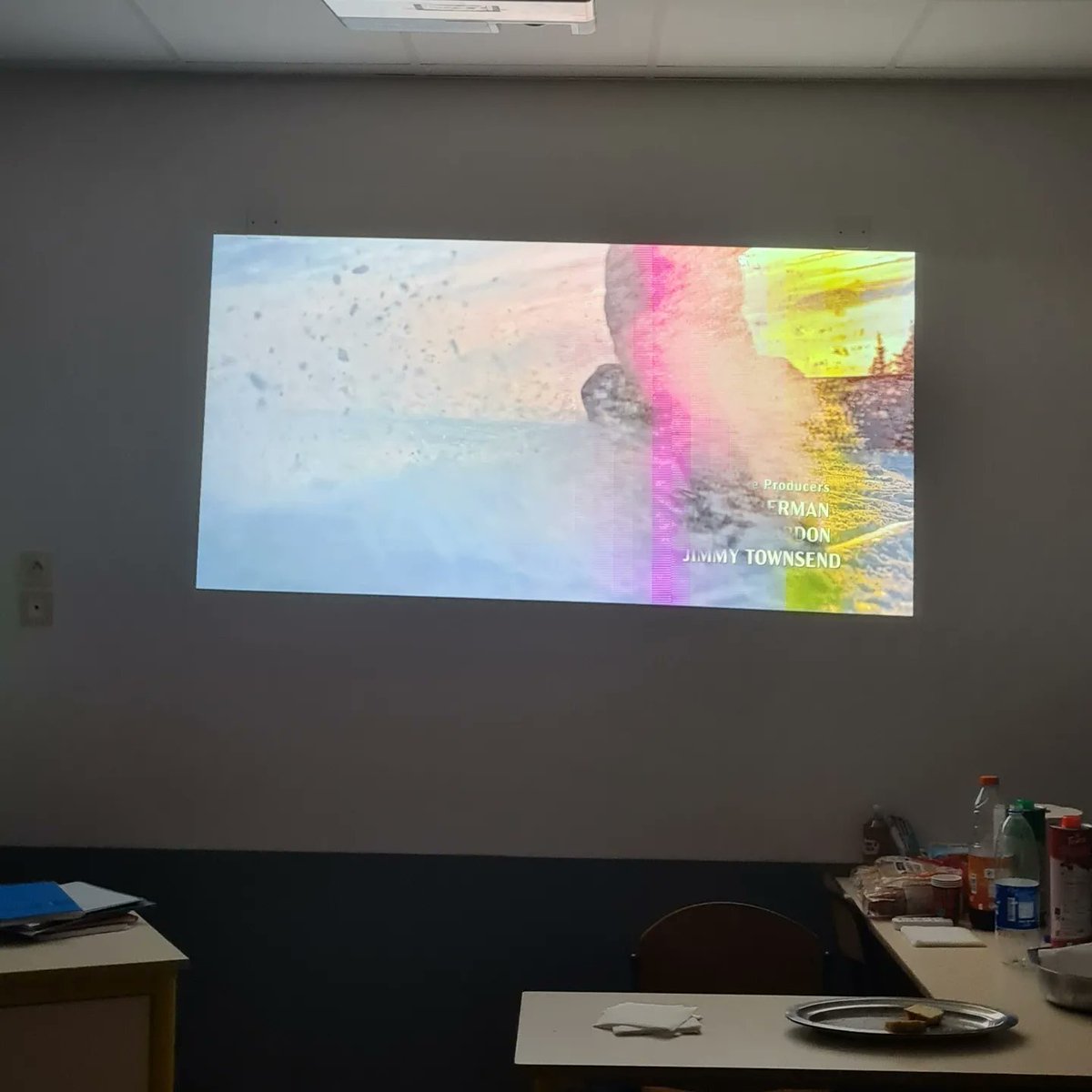 IEDigoin's tweet photo. Salle d'internat: goûter, musique et la "table à jeux" 🙃 et maintenant un vidéo-projecteur 😉

Vous êtes les bienvenus.🤗

C'est votre espace 🏠

#Internatdexcellence #internat #lycee #digoin #bienêtre #lieudevie  #partage #convivialité @AcademieDijon @dsden71 https://t.co/awKe0MyEvB