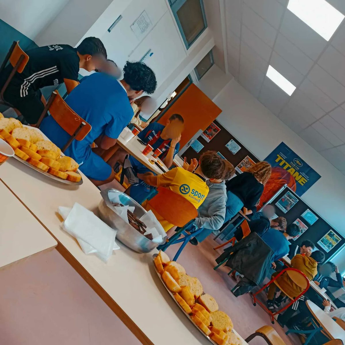 IEDigoin's tweet photo. Salle d'internat: goûter, musique et la "table à jeux" 🙃 et maintenant un vidéo-projecteur 😉

Vous êtes les bienvenus.🤗

C'est votre espace 🏠

#Internatdexcellence #internat #lycee #digoin #bienêtre #lieudevie  #partage #convivialité @AcademieDijon @dsden71 https://t.co/awKe0MyEvB
