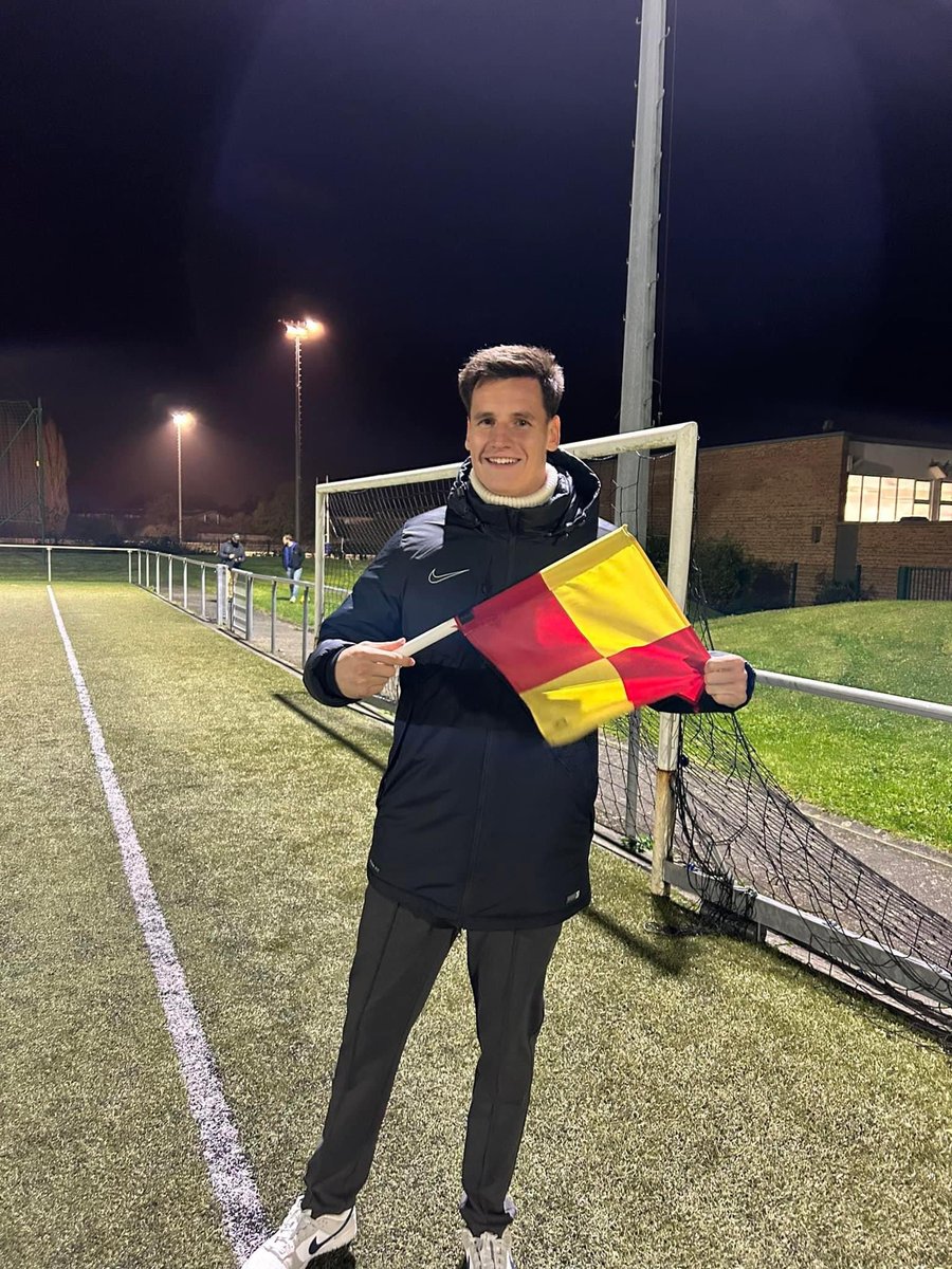 Les joueurs du Verlinghem Foot, évoluant en district, ont eu la chance ce soir d’être arbitré, en partie, par Rémy Descamps.  

Le gardien du FC Nantes a bravé le froid pour venir donner un coup de main au club où il a commencé le football. 🥹

Qu’est ce qu’on aime ce genre