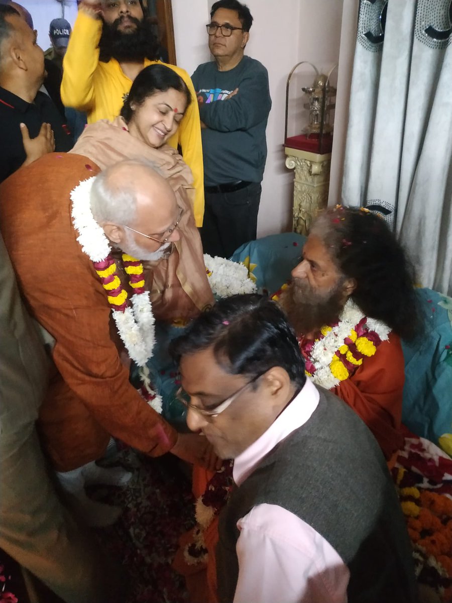 rajivhtc's tweet photo. myself & wife were immensely blessed to get darshan & blessings of one of the top saints of india, revered swami chidananda saraswati @PujyaSwamiji head of @ParmarthNiketan tonight. i interviewed him several times at rishikesh & kumbh melas as chief correspondent @HinduismToday ! https://t.co/ZoSCQV5pex