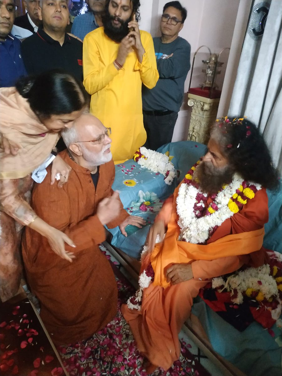 rajivhtc's tweet photo. myself & wife were immensely blessed to get darshan & blessings of one of the top saints of india, revered swami chidananda saraswati @PujyaSwamiji head of @ParmarthNiketan tonight. i interviewed him several times at rishikesh & kumbh melas as chief correspondent @HinduismToday ! https://t.co/ZoSCQV5pex